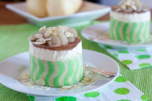 Pear mousse & almond cake entreme