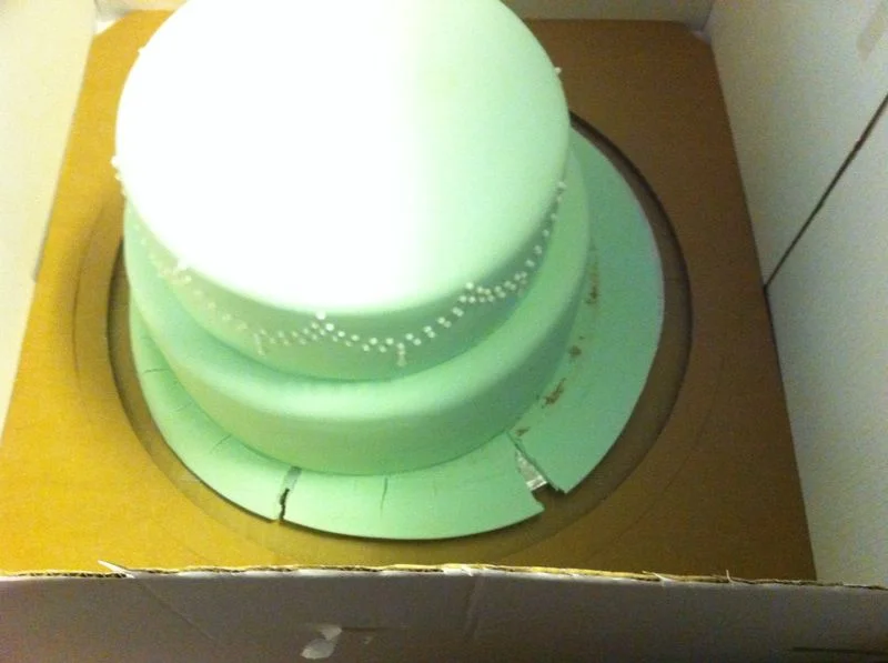 The dreaded photos that Cat sent to show me the damage done from travelling. MUST USE SUPPORTS IN THE FONDANT BASE! 