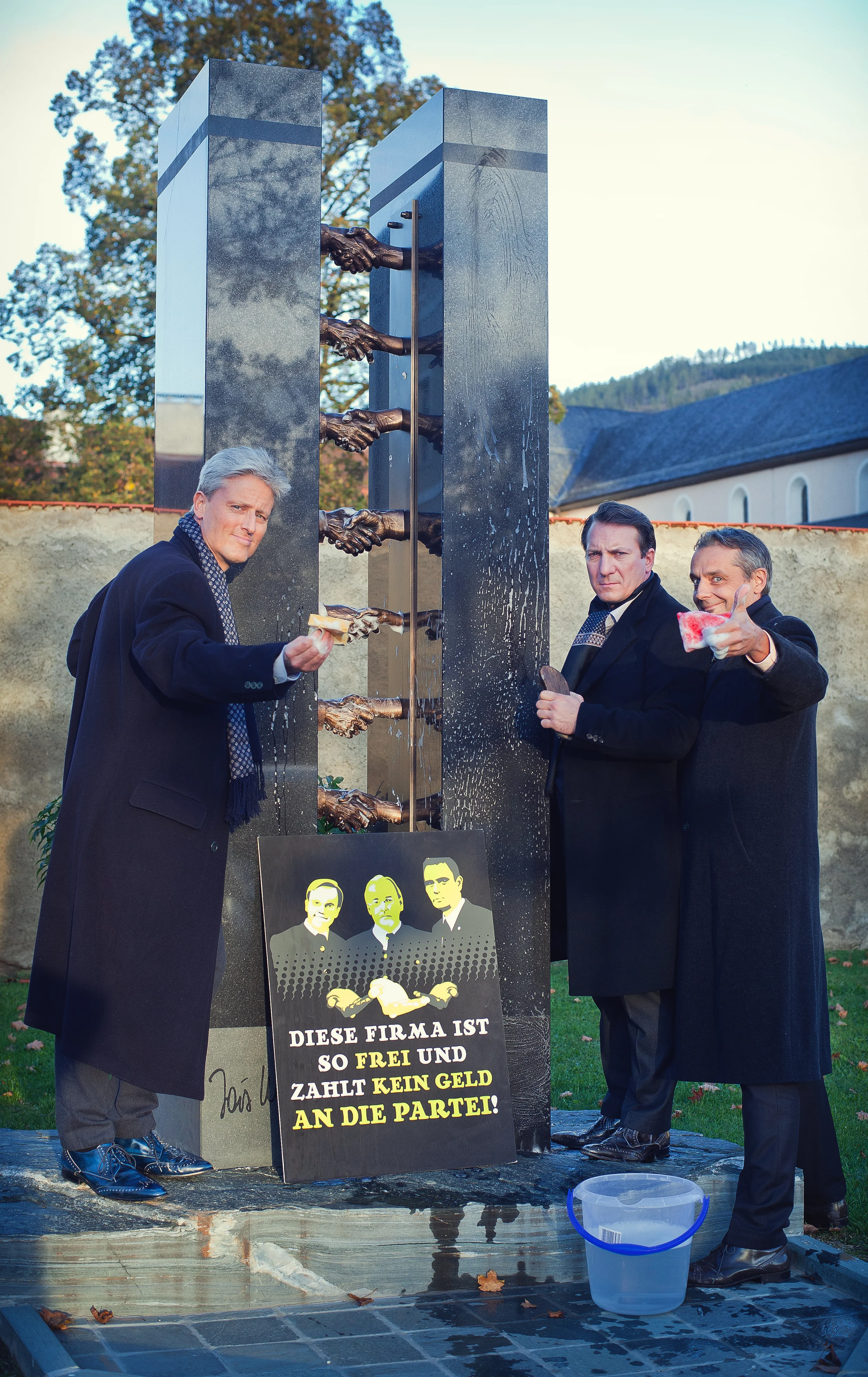 Staatsküntler vor Haider-Denkmal.jpg
