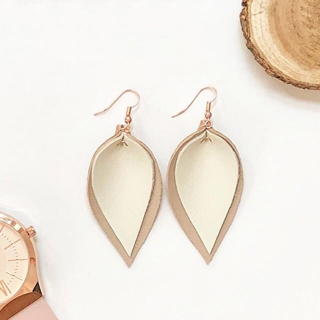 These pretty little things want to perk up your summer wardrobe! ☀️ Sign up to be one of my email friends at ToChooseJoy.com so you don&rsquo;t miss out on great discounts and freebies. There are some extra fun deals coming this week!
.
.
.
#leathere