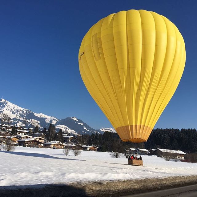 The best possible weather in the alps .

#baloon #hotairballoon #nofilter #alps #snow