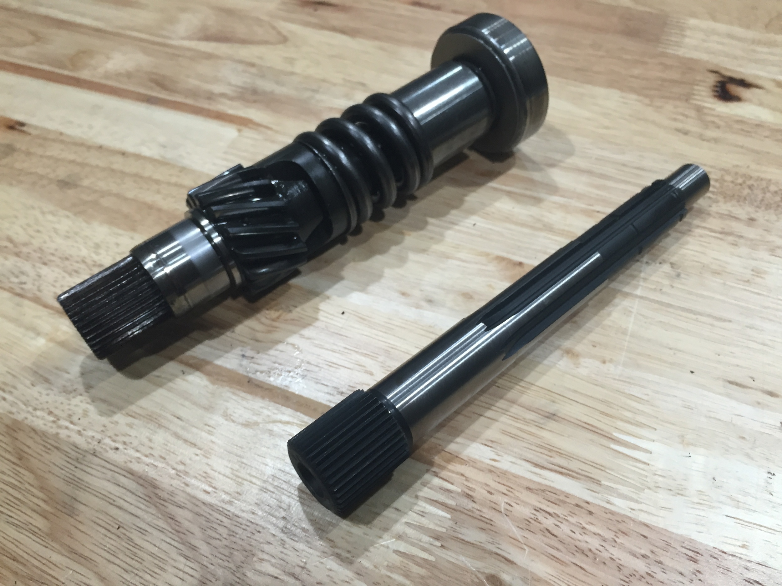 From 1974 (/6 models) to 1980 (/7 models), this 18mm driveshaft was used in all airhead gearboxes. The left one is from the 1976 R90S gearbox and the right one is new.
