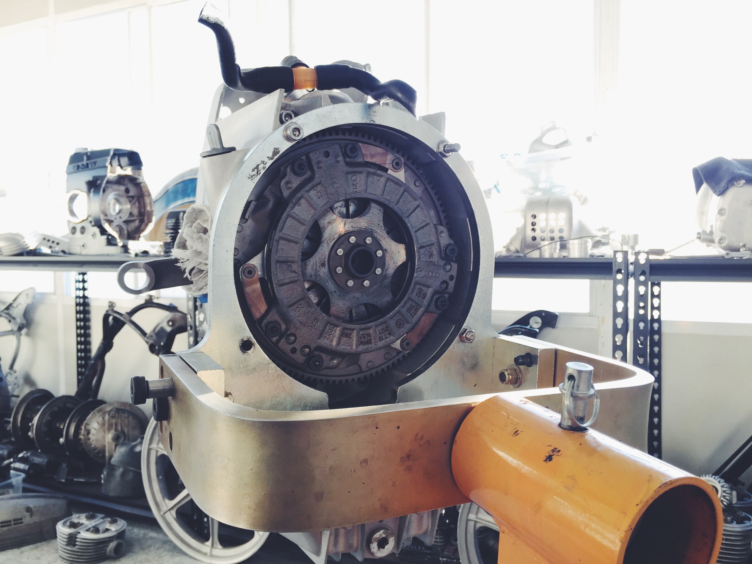 Instead of a machined lightweight flywheel for pre-1981 airheads, I retrofitted a 81-84 flywheel and clutch assembly. To do this the gearbox will have to be retrofitted too with 81 on parts.