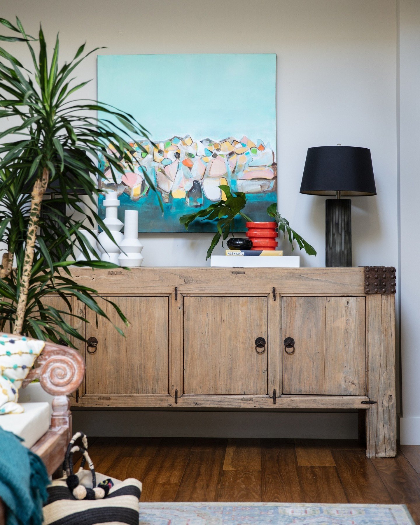 ⁠Dream entry combination: Storage, lighting, lush plant and a spot to read.⁠
✔️✔️✔️✔️⁠
⁠
📸: @kuohphotographyinteriors as seen on @housebeautiful ⁠
⁠
#studiomunroe #roomoftheday #interiordesign #sanfrancisco #entrydesign #staircasedesign #foyerdesign