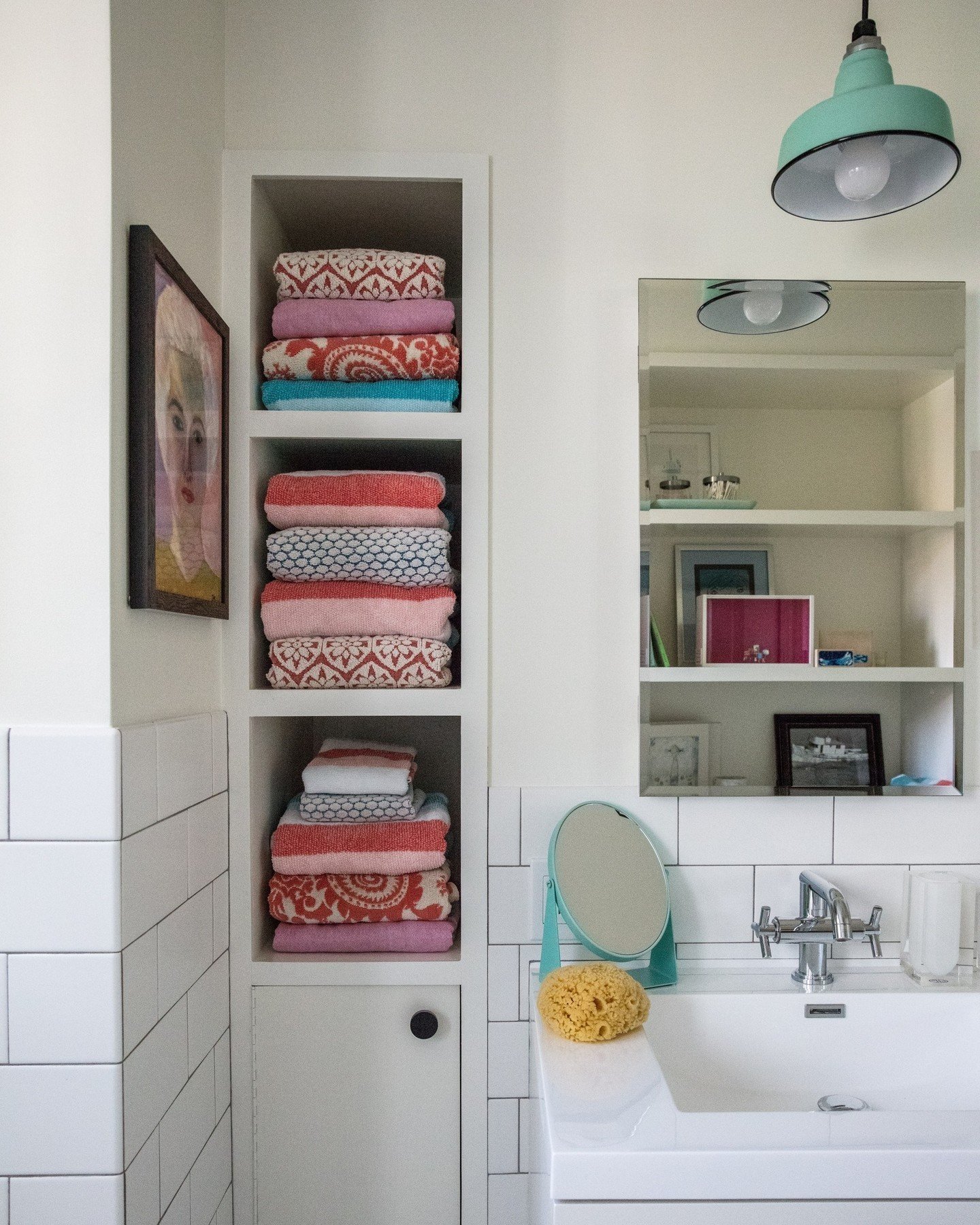 Add instant wow-factor to a neutral bathroom through colorful linens and art.  White is the ideal blank canvas for inspired accessories. ⁠
⁠
📸: @kuohphotographyinteriors as seen on @housebeautiful ⁠
⁠
#studiomunroe #roomoftheday #roomwithaview #inte