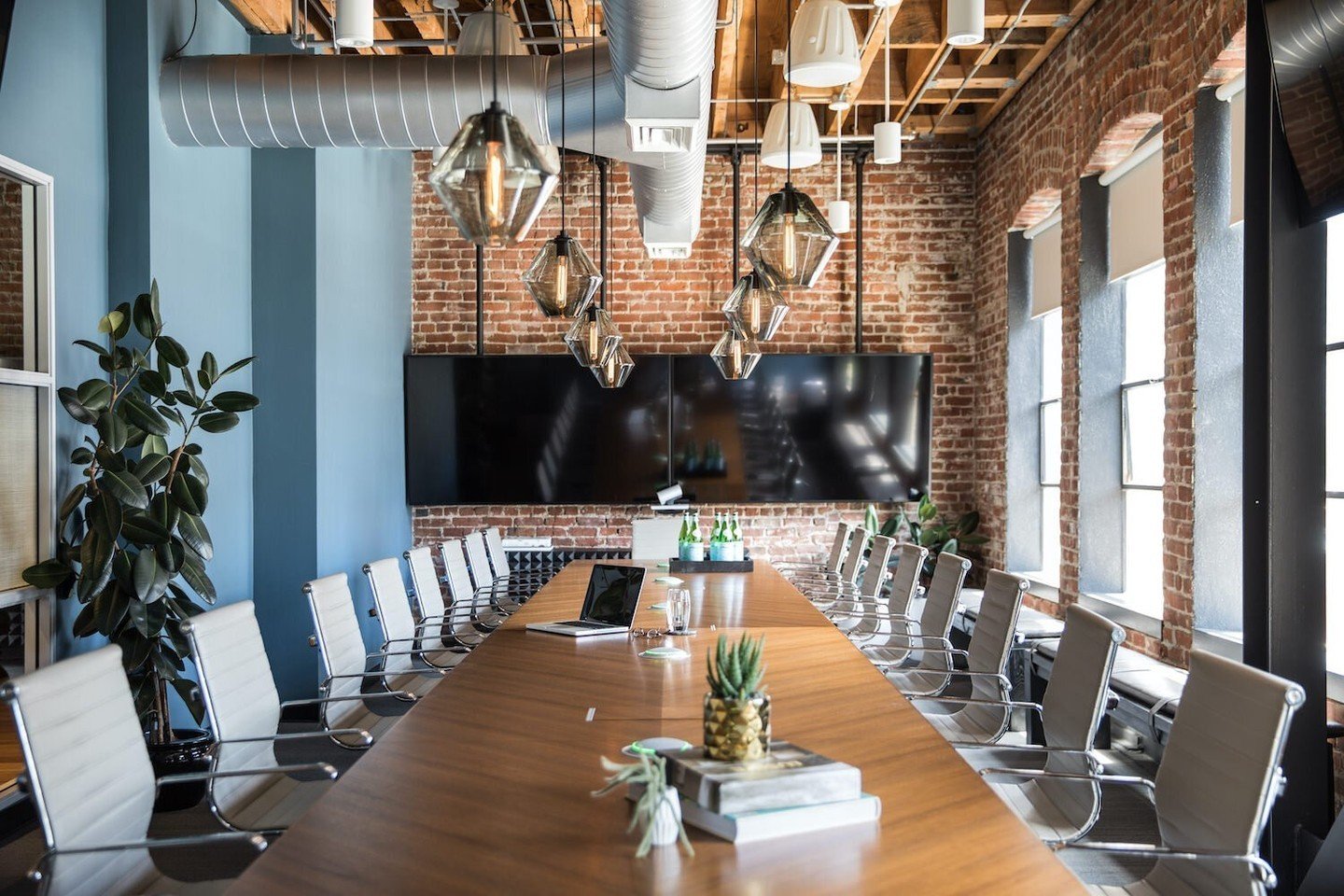 Elevate your company culture -- and your employee's experience -- with energizing and aesthetically on-brand meeting spaces.  Functional is assumed. Innovative design will make your company will stand out from the rest. ⁠
⁠
📸: @kuohphotographyinteri