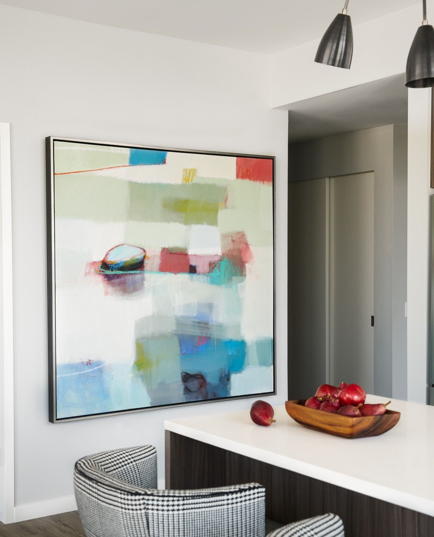 ⁠We spend a majority of our time in the Kitchen. Don't forget the heart of the home when selecting art. ⁠
⁠
📸: @kuohphotographyinteriors as seen in @luxemagazine ⁠
⁠
#studiomunroe #roomoftheday #interiordesign #sanfrancisco #kitchendecor #artintheki