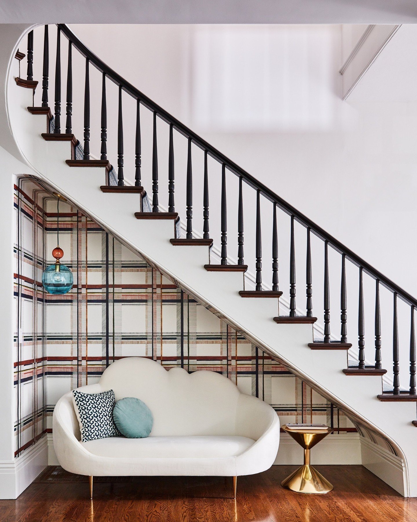 ⁠This gem of an under stair moment is an all time favorite. Swoon. ⁠
⁠
📸: @kuohphotographyinteriors as seen on @housebeautiful ⁠
⁠
#studiomunroe #roomoftheday #interiordesign #sanfrancisco #staircase #wallpaper #hermes