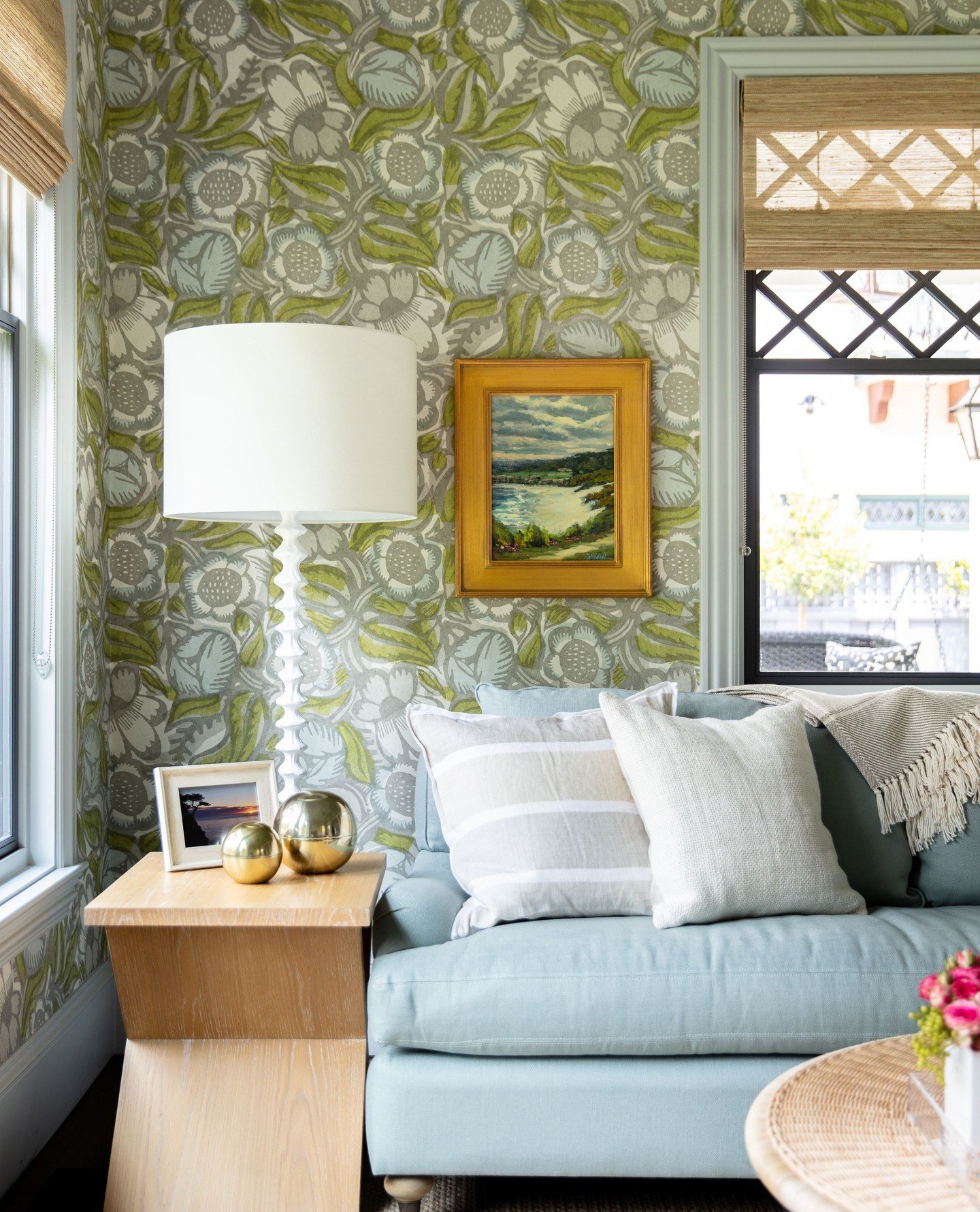 Mirrors are like windows and windows are like art. ⁠
⁠
📸: @kuohphotographyinteriors ⁠
⁠
#studiomunroe #roomoftheday #roomwithaview #interiordesign #sanfrancisco #sunroomdesign #sunroomdecor #summerliving