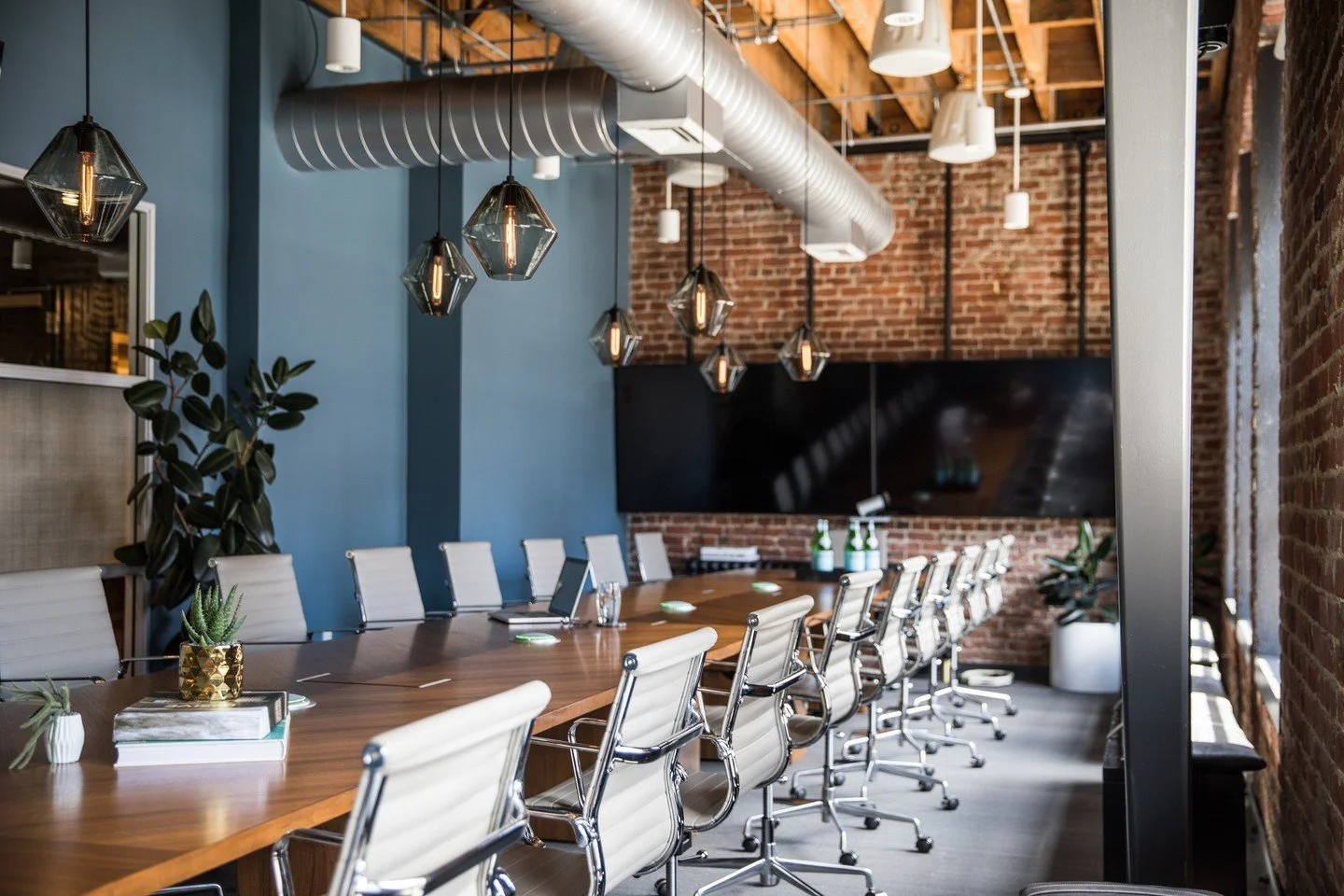 ⁠Bring us your office space and we will bring you options to personalize and inspire with maximum functionality. ⁠
⁠
📸: @kuohphotography⁠ ⁠
⁠
#studiomunroe #roomoftheday #roomwithaview #interiordesign #sanfrancisco