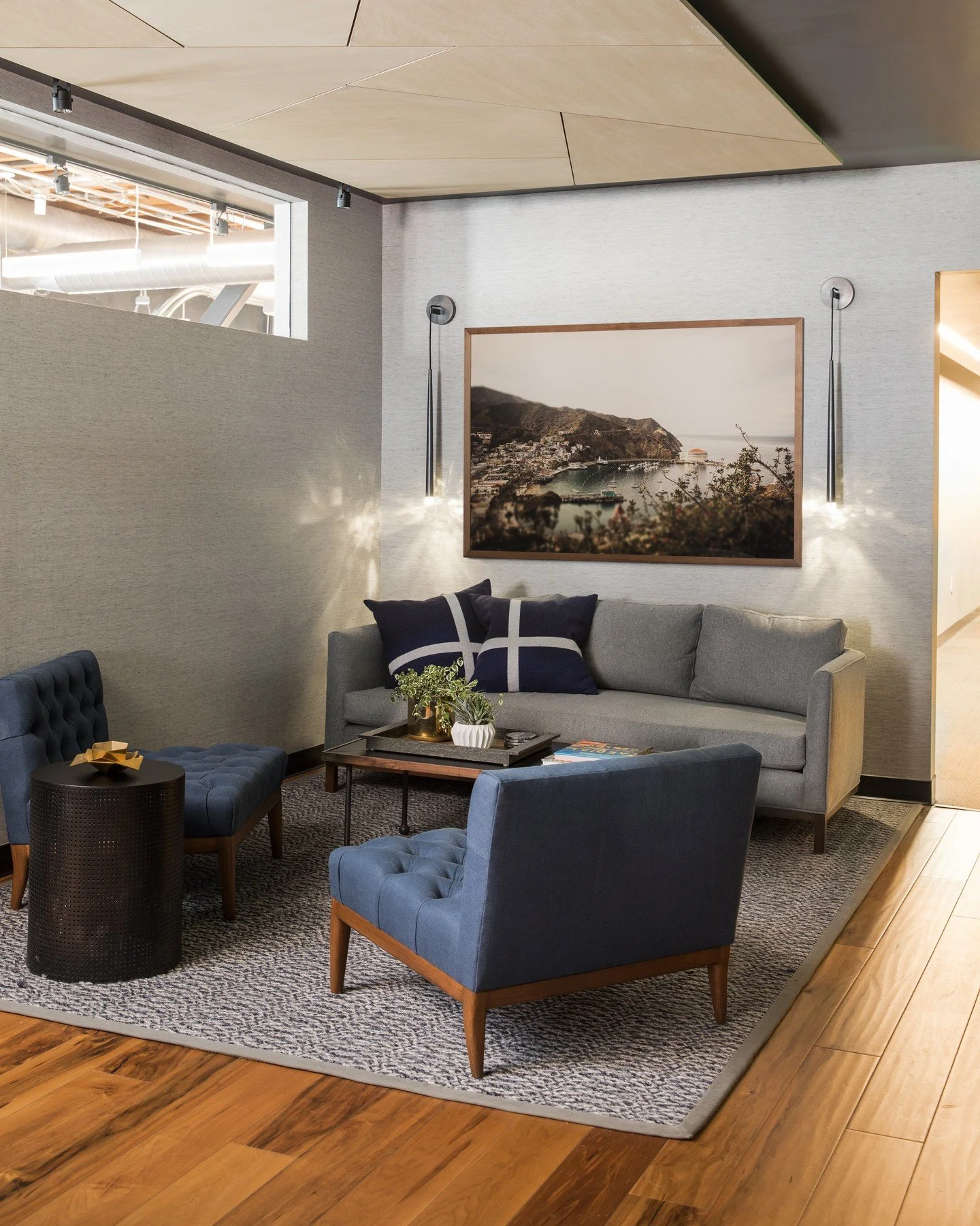 ⁠Customized reception seating, bespoke wired conference tables, and thoughtful accessorizing create ease within a high action workspace. ⁠
⁠
📸: @kuohphotography⁠ ⁠
⁠
#studiomunroe #roomoftheday #roomwithaview #interiordesign #sanfrancisco