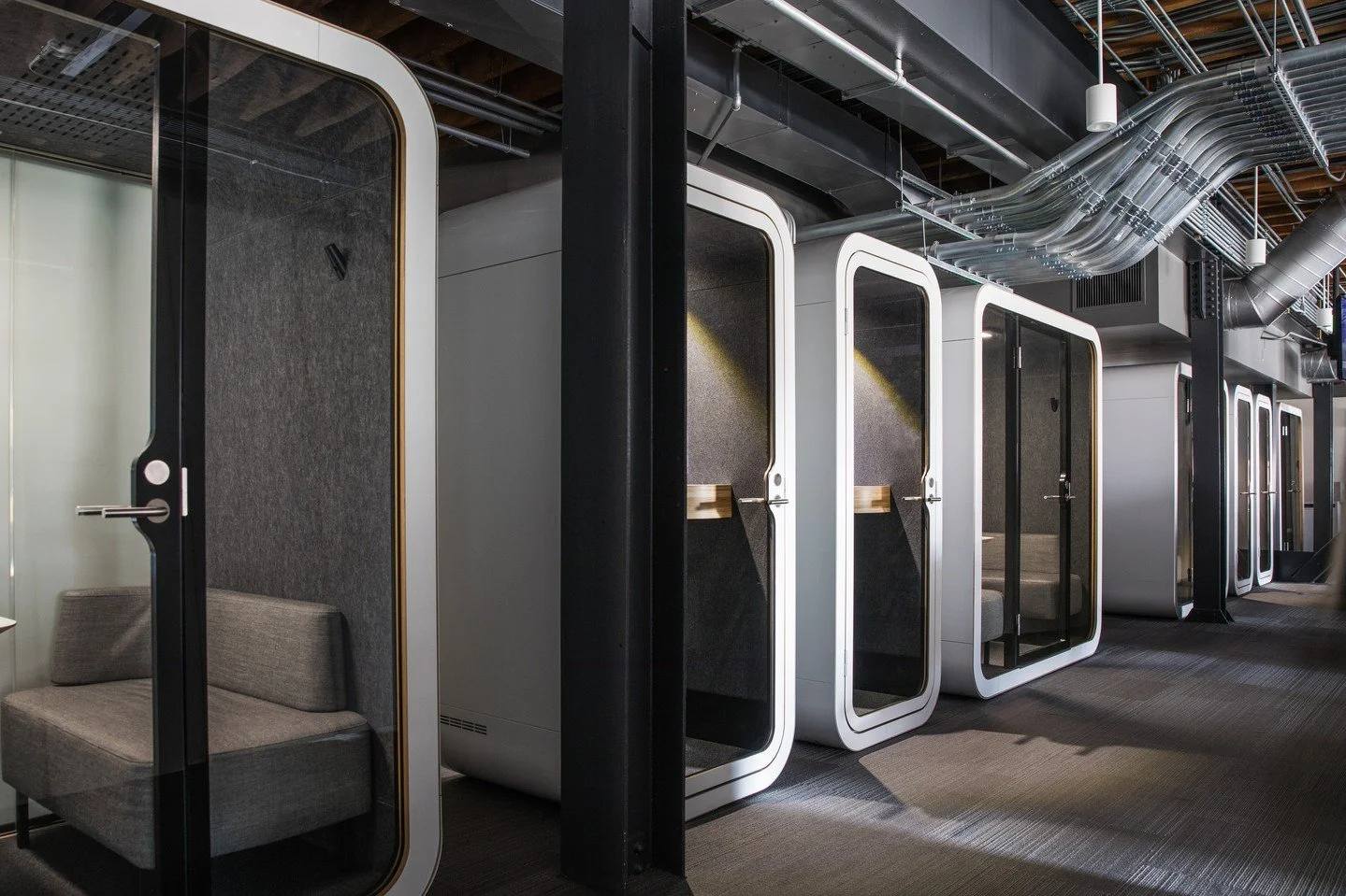 ⁠Just like an inviting home, the optimized office environment contains both personal and public spaces. ⁠
⁠
📸: @kuohphotography⁠ ⁠
⁠
#studiomunroe #roomoftheday #roomwithaview #interiordesign #sanfrancisco