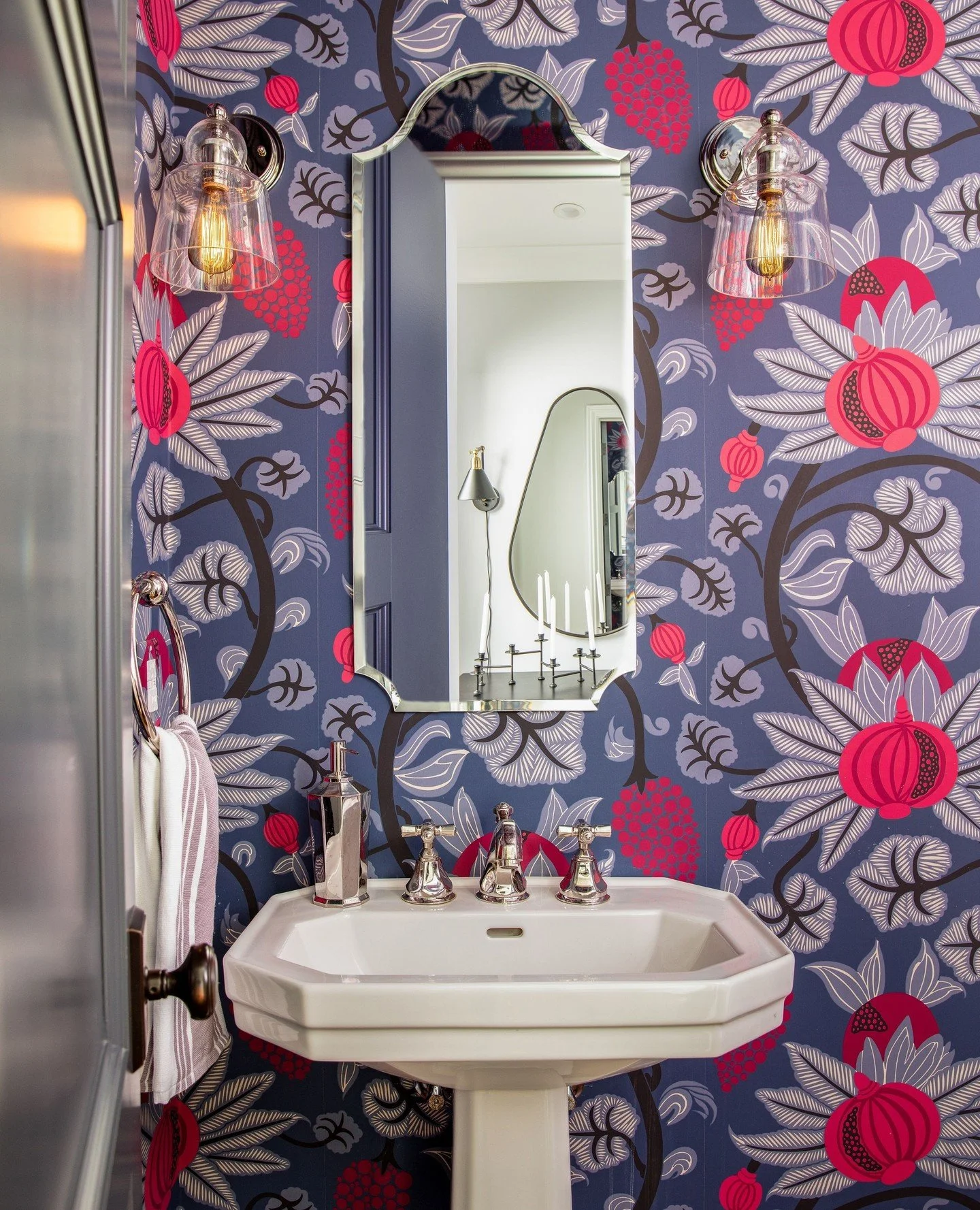 ⁠We love to mix white, patterned and vibrant colored walls in each of our homes to create a naturally layered experience. ⁠
⁠
📸: @kuohphotography⁠ as seen in @luxemagazine ⁠
⁠
#studiomunroe #roomoftheday #roomwithaview #interiordesign #sanfrancisco 