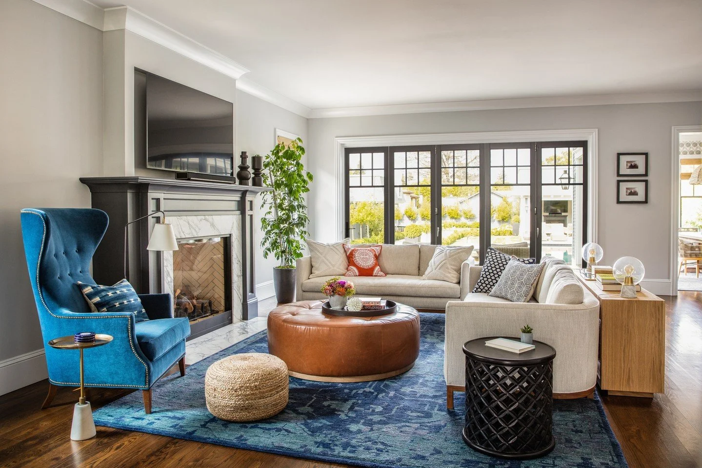 ⁠Charcoal accent paint highlights architectural details and guides the eye throughout the home. ⁠
⁠
📸: @kuohphotography⁠ as seen in @luxemagazine ⁠
⁠
#studiomunroe #roomoftheday #roomwithaview #interiordesign #sanfrancisco  #familyhome