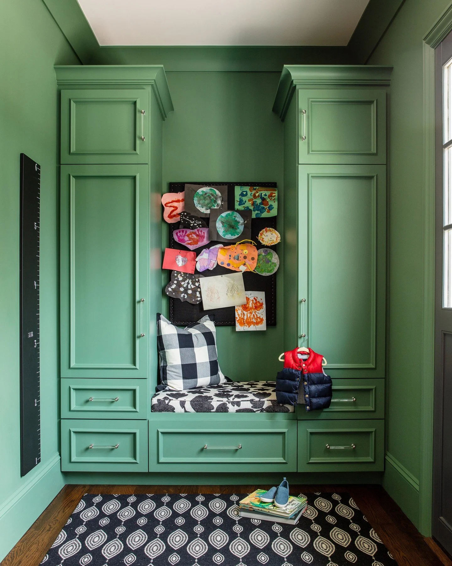 ⁠Varying shades of blue and green anchor the classical, family-friendly exuberance of this home. ⁠
⁠
📸: @kuohphotography⁠ as seen in @luxemagazine ⁠
⁠
#studiomunroe #roomoftheday #roomwithaview #interiordesign #sanfrancisco  #familyhome