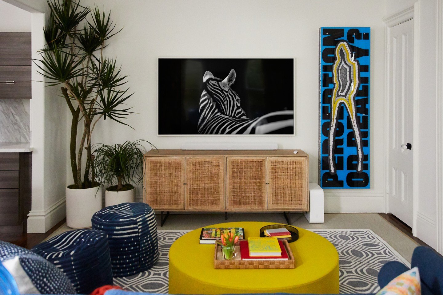 ⁠No escaping it:  Art makes the room/house/life. ⁠
The magic is always.... in the details. ⁠
⁠
📸: @kuohphotography⁠ as seen on @housebeautiful ⁠
⁠
#studiomunroe #roomoftheday #roomwithaview #interiordesign #sanfrancisco