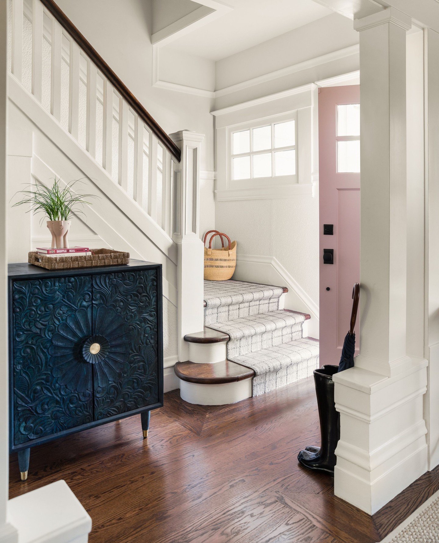 ⁠We love a front door color that hints at the interior it welcomes. This rose pink door makes it clear that warmth and joy are soon to be experienced. ⁠
⁠
📸: @kuohphotography⁠ / project featured in @hgtvmagazine ⁠
⁠
#studiomunroe #roomoftheday #room