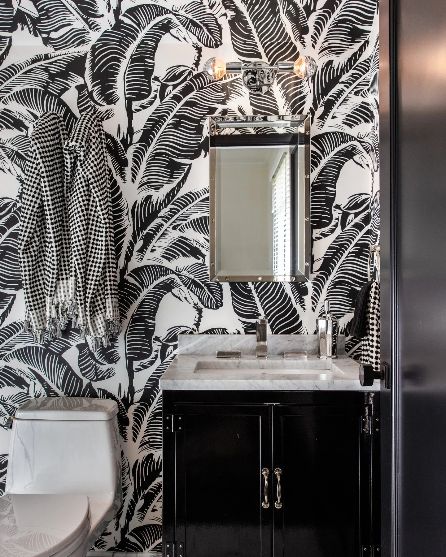 Black, white and bold moves from high energy contrast to soothing confidence... And we love it! ⁠
⁠
📸: @kuohphotography⁠ as seen in @interiors_magazine ⁠
⁠
#studiomunroe #roomoftheday #roomwithaview #interiordesign #sanfrancisco