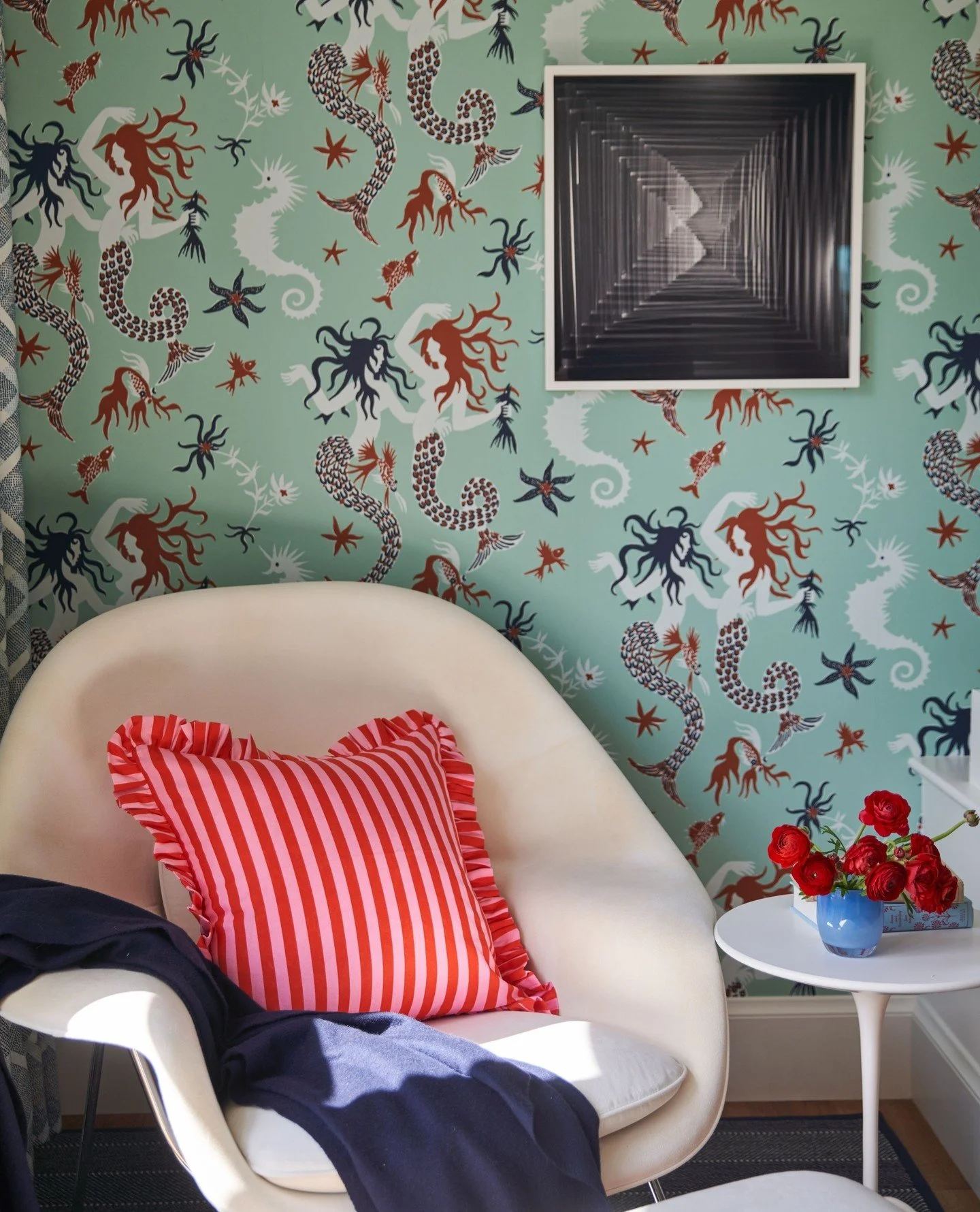 Neon red offers just the right boost of energy. ⁠
⁠
📸: @kuohphotography⁠ ⁠
⁠
#studiomunroe #roomoftheday #roomwithaview #interiordesign #sanfrancisco #unexpectedred