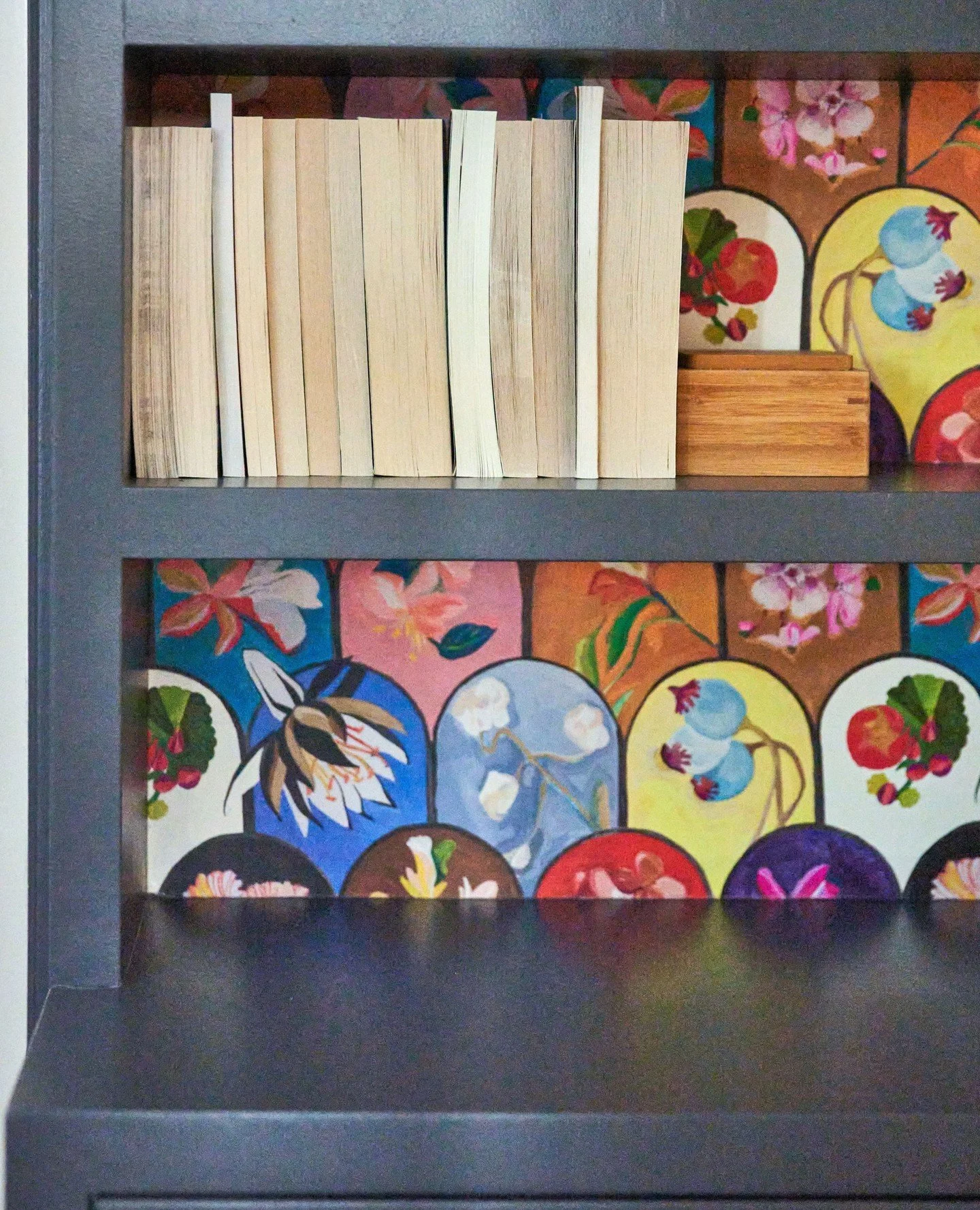 ⁠Pattern + accessories bring the spirit of this Paris apartment to life. ⁠
⁠
📸: @kuohphotography⁠ / as seen in March 2026 issue of @sanfrancisco.magazine @modernluxury ⁠
⁠
#studiomunroe #roomoftheday #roomwithaview #interiordesign #sanfrancisco #par