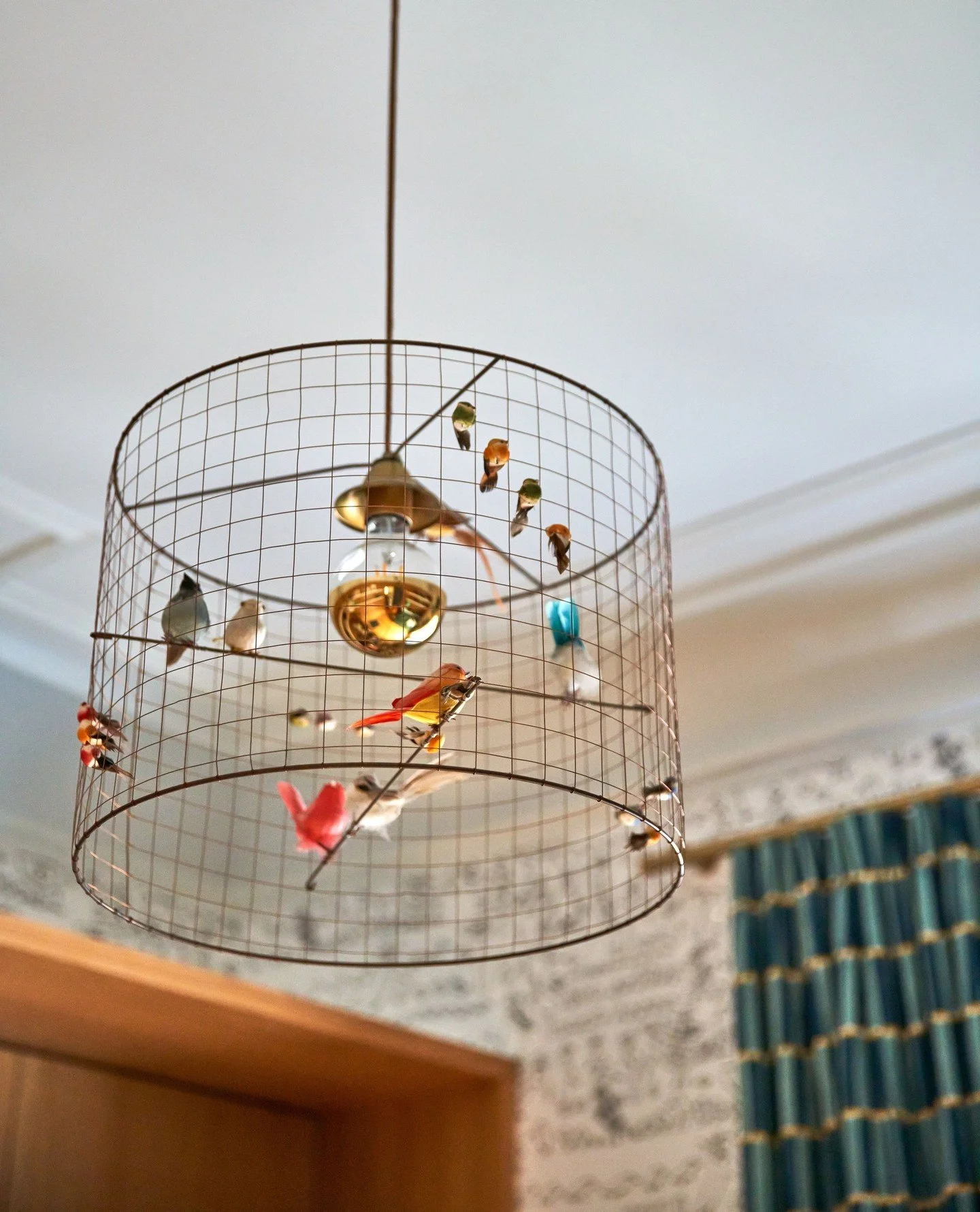 Lighting, art and accessories are the jewelry of the house. ⁠
⁠
📸: @kuohphotography⁠ / as seen in March 2026 issue of @sanfrancisco.magazine @modernluxury ⁠
⁠
#studiomunroe #roomoftheday #roomwithaview #interiordesign #sanfrancisco #paris #france #p