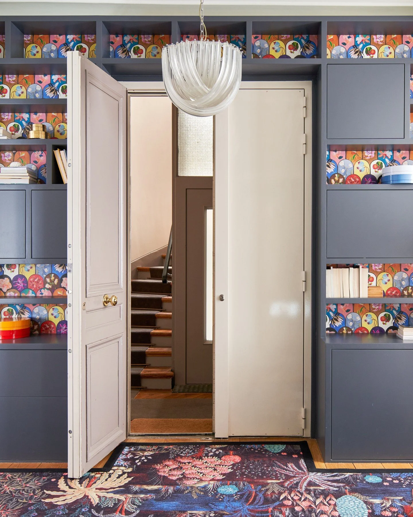 Pattern meet pattern. The best word to describe the process of coordinating this large-scale botanical custom hall runner with the painterly floral shelf back wallpaper and the plaid wool coat closet drape: FUN. ⁠
⁠
📸: @kuohphotography⁠ / coming soo