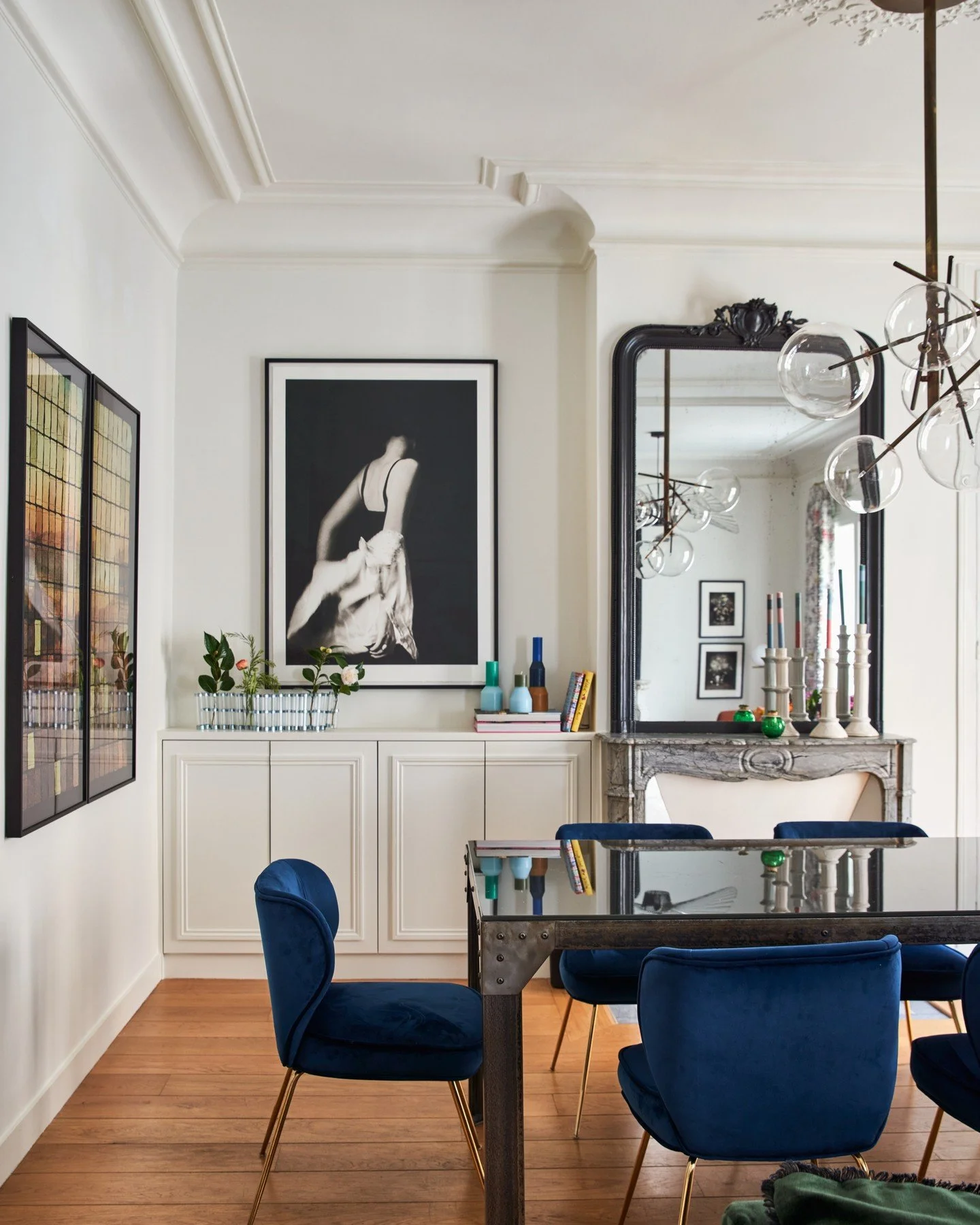 Black perimeters create a frame whether surrounding art, mirrors, runners, music keys or fireplace surrounds. ⁠
⁠
📸: @kuohphotography⁠ / coming soon in the May 2026 issue of @sanfrancisco.magazine @modernluxury ⁠
⁠
#studiomunroe #roomoftheday #roomw