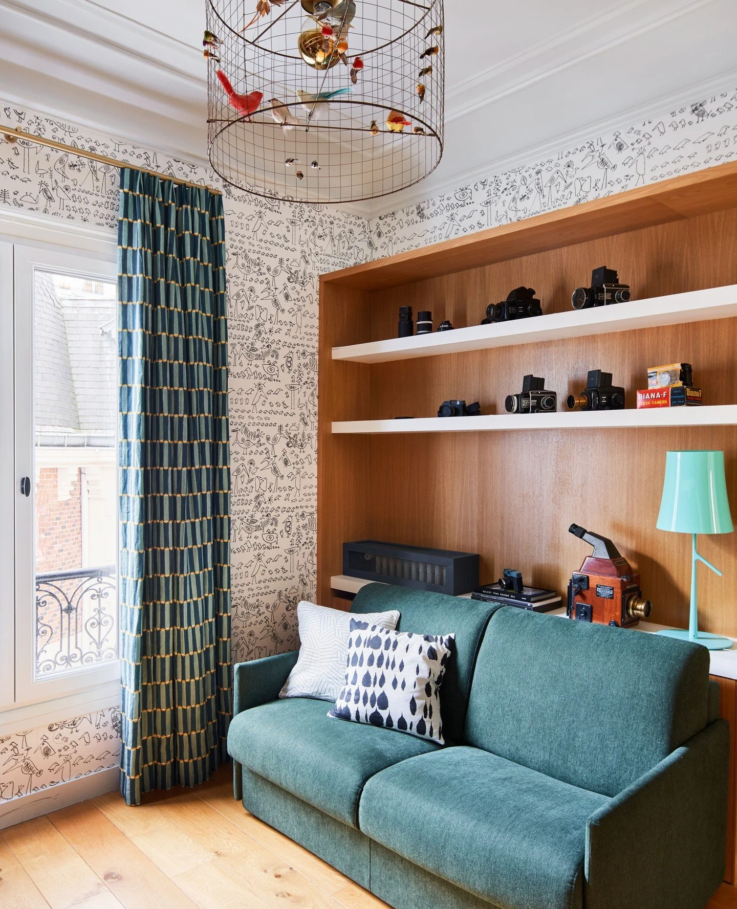 PhD level wall + textile combo = Pattern + pattern. ⁠
⁠
📸: @kuohphotography⁠ / coming soon in the May 2026 issue of @sanfrancisco.magazine @modernluxury ⁠
⁠
#studiomunroe #roomoftheday #roomwithaview #interiordesign #sanfrancisco #paris #france #par