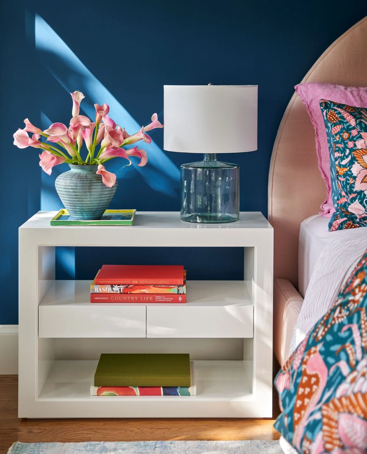 ⁠Every day you interact with your bedside table -- let's make it an inspired design experience.⁠
⁠
📸: @kuohphotography⁠ ⁠
⁠
#studiomunroe #roomoftheday #roomwithaview #interiordesign #sanfrancisco #bedroomdesign #bedsidedecor