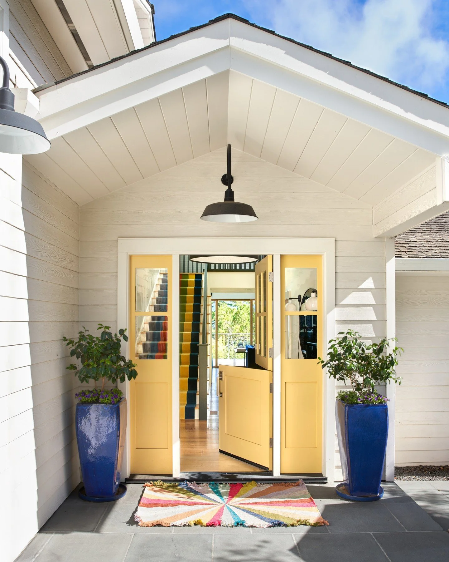 Welcome home.... To our new project reveal in sunny Mill Valley, California! We love the view from front yard to back yard with the happiest entry rug and stair runner combo along the way. ⁠
⁠
📸: @kuohphotography⁠ ⁠
💐: @ajamalia ⁠
⁠
#studiomunroe #