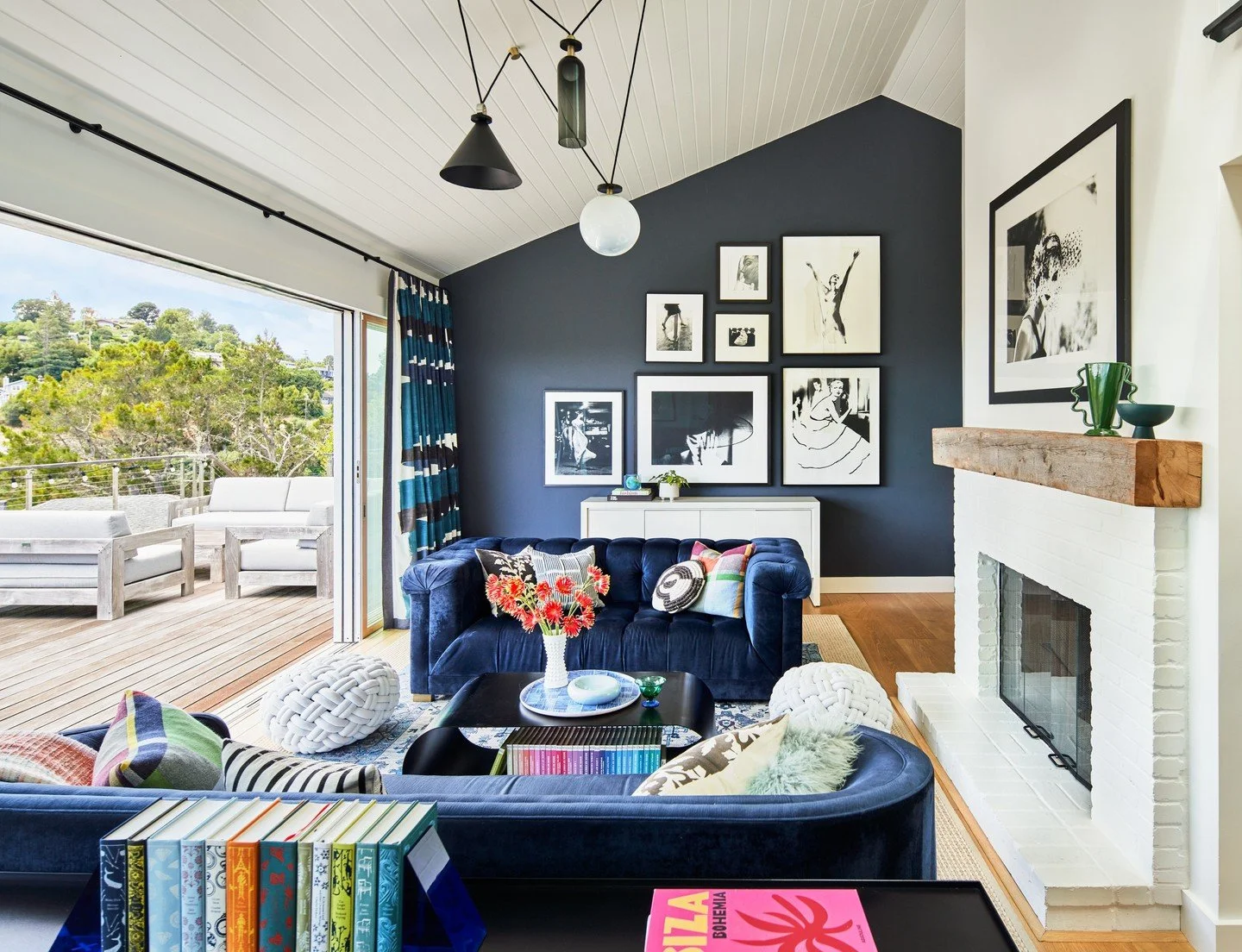 We love a gallery wall that isn't displayed as a rectangle: Following the ceiling lines, and choosing a backdrop of charcoal paint, makes this client's art a feature, not accent, of their Living Room.⁠
⁠
📸: @kuohphotography⁠ ⁠
💐: @ajamalia ⁠
⁠
#stu