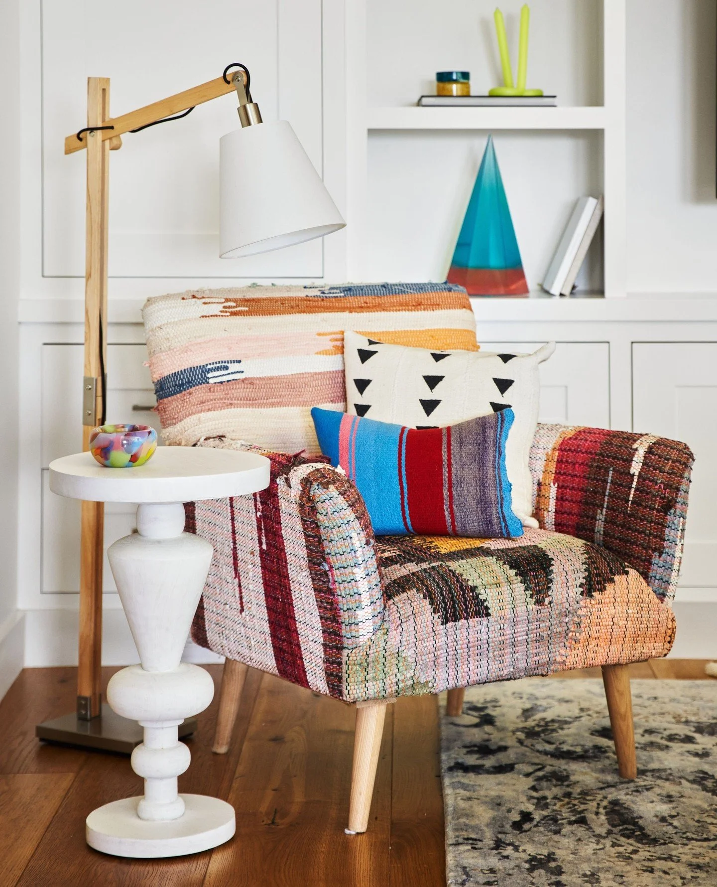 Happy pillows camouflaged within a happy chair. ⁠
⁠
📸: @kuohphotography⁠ ⁠
💐: @ajamalia ⁠
⁠
#studiomunroe #roomoftheday #roomwithaview #interiordesign #sanfrancisco #millvalley