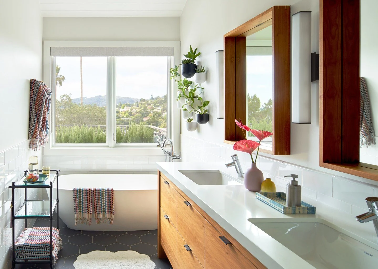 Greenery both indoors and out ⁠create a seamless flow between space and environment. ⁠
⁠
📸: @kuohphotography⁠ ⁠
💐: @ajamalia ⁠
⁠
#studiomunroe #roomoftheday #roomwithaview #interiordesign #sanfrancisco #millvalley