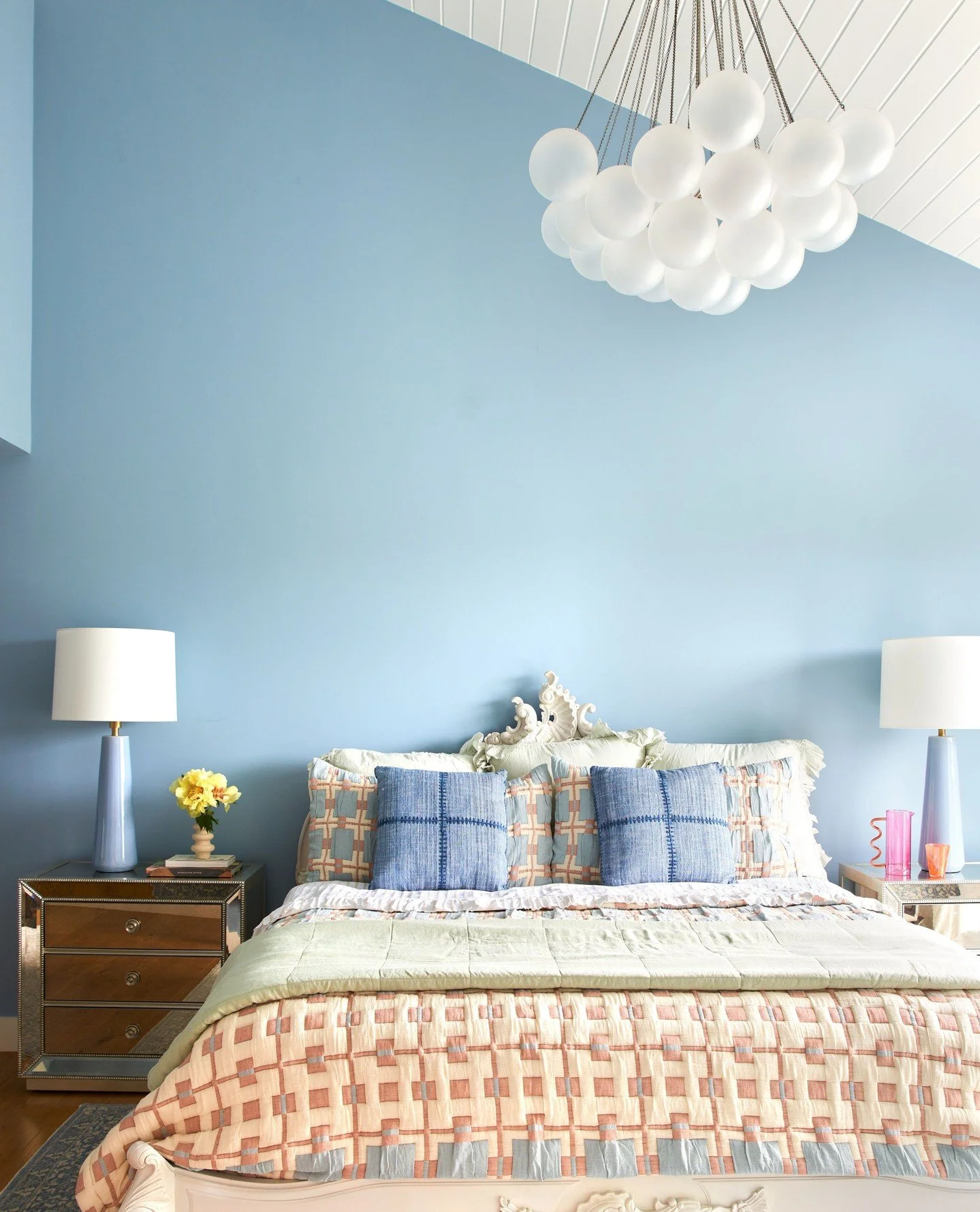 Sky blue walls illuminated by a cloud-shaped chandelier add a whimsical undertone to this classically furnished main bedroom. ⁠
⁠
📸: @kuohphotography⁠ ⁠
💐: @ajamalia ⁠
⁠
#studiomunroe #roomoftheday #roomwithaview #interiordesign #sanfrancisco #mill