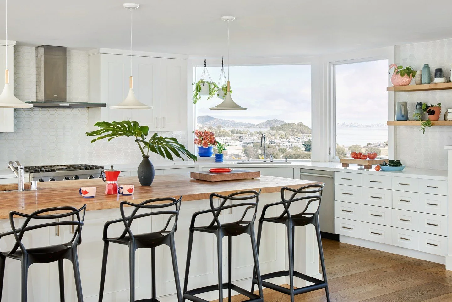 ⁠With texture, pattern and color wrapping the surrounding rooms, this fresh white kitchen offers a relaxed palette to frame the expansive view. ⁠
⁠
📸: @kuohphotography⁠ ⁠
💐: @ajamalia ⁠
⁠
#studiomunroe #roomoftheday #roomwithaview #interiordesign #