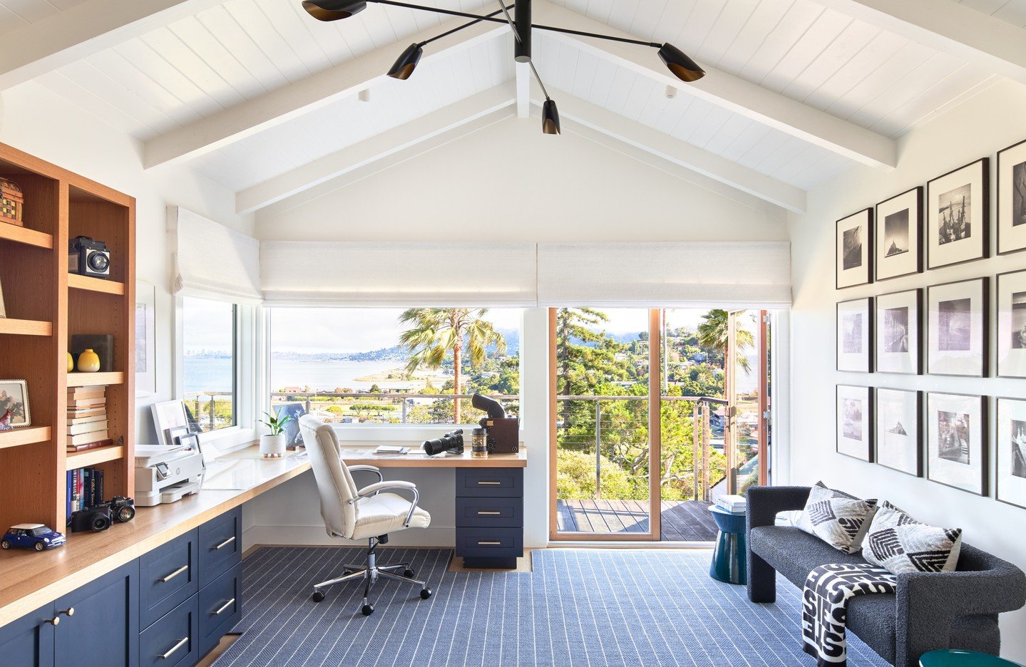 Work from home never looked so good.⁠
⁠
📸: @kuohphotography⁠ ⁠
💐: @ajamalia ⁠
⁠
#studiomunroe #roomoftheday #roomwithaview #interiordesign #sanfrancisco #millvalley