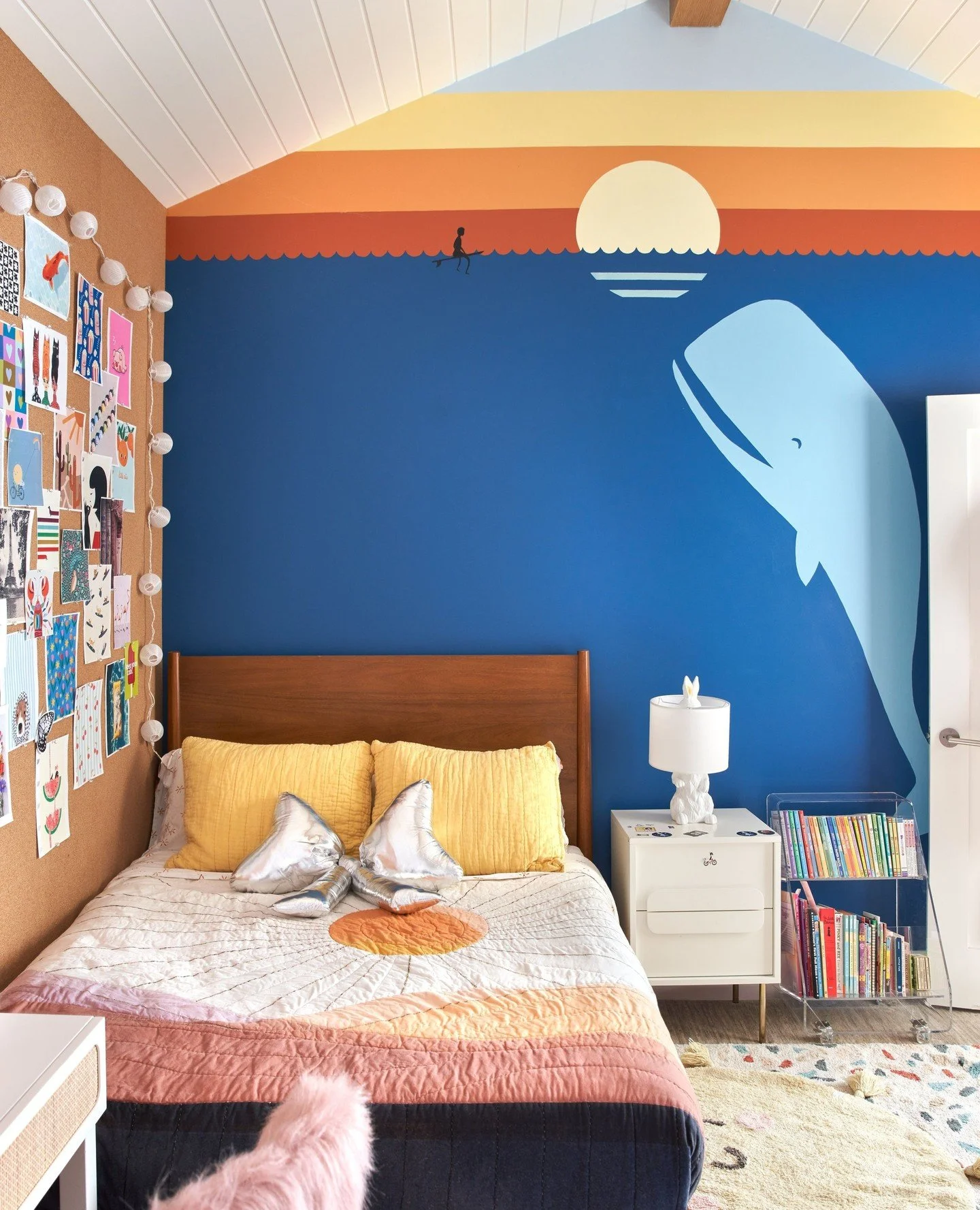 ⁠Mural vs. Cork Display Wall: ⁠
May the truest form of self expression win! ⁠
⁠
📸: @kuohphotography⁠ ⁠
💐: @ajamalia ⁠
⁠
#studiomunroe #roomoftheday #roomwithaview #interiordesign #sanfrancisco #millvalley