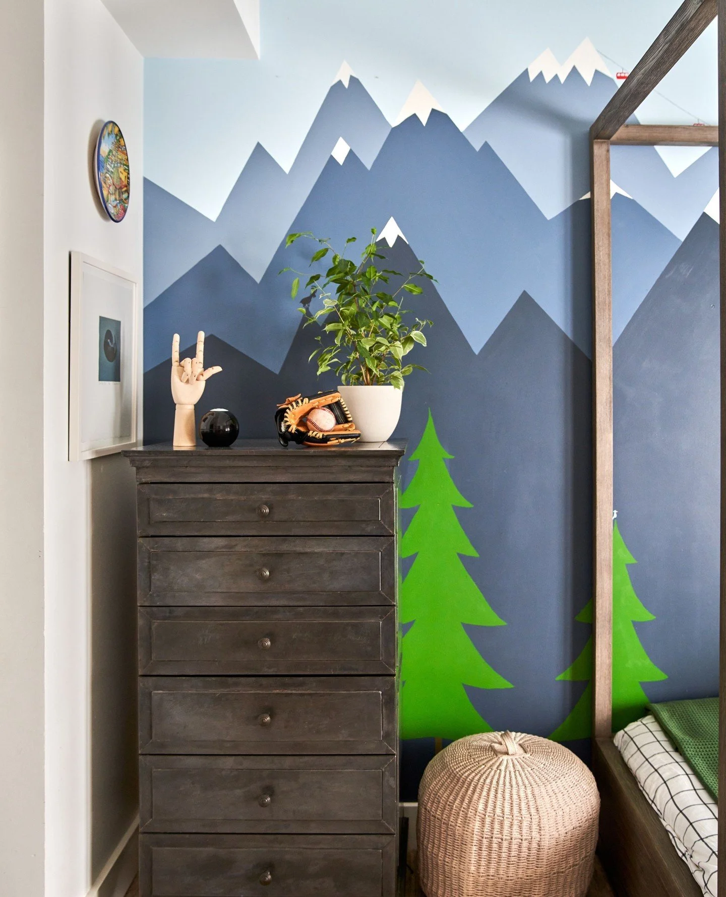 ⁠Both children had existing wall murals in their rooms when the family arrived.  What a treat to design around these lovely designs while creating bedrooms that were uniquely their own. ⁠
⁠
📸: @kuohphotography⁠ ⁠
💐: @ajamalia ⁠
⁠
#studiomunroe #roo