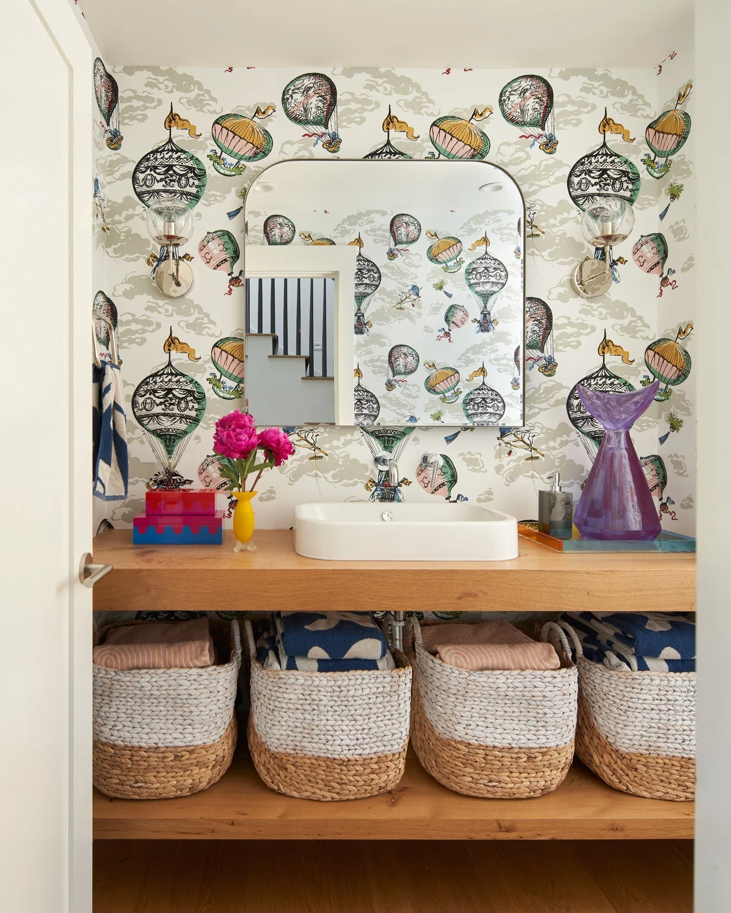 Powder Room decor should always put a smile on your face 😽🎈⁠
⁠
📸: @kuohphotography⁠ ⁠
💐: @ajamalia ⁠
⁠
#studiomunroe #roomoftheday #roomwithaview #interiordesign #sanfrancisco #millvalley #powderroom #wallpaperwednesday