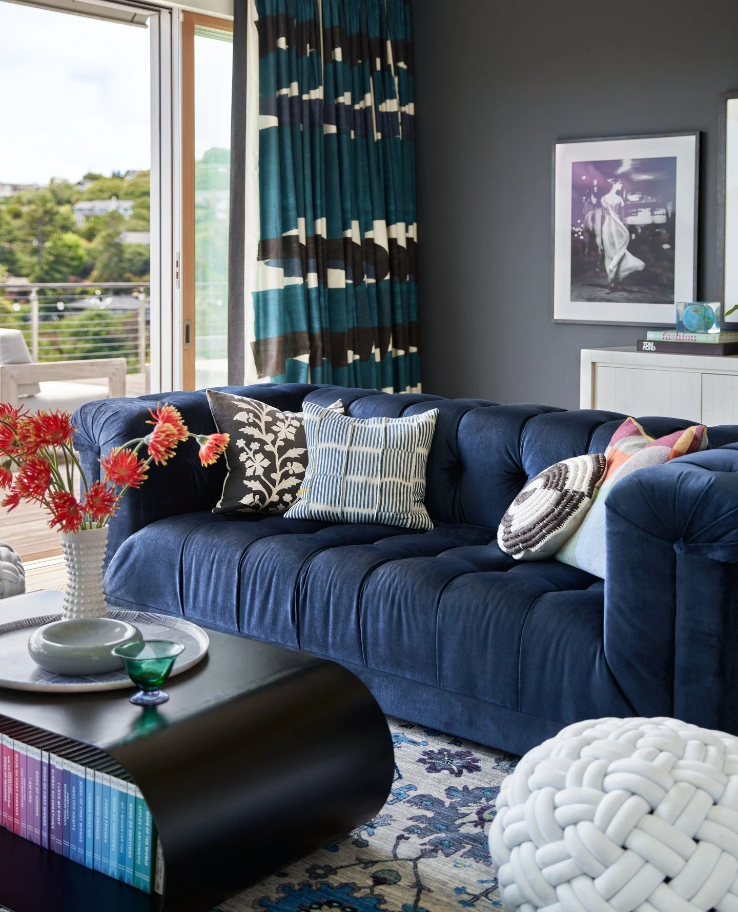 This Living Room is a playful study in the art of balancing light and dark. ⁠
⁠
📸: @kuohphotography⁠ ⁠
💐: @ajamalia ⁠
⁠
#studiomunroe #roomoftheday #roomwithaview #interiordesign #sanfrancisco #millvalley #livingroom