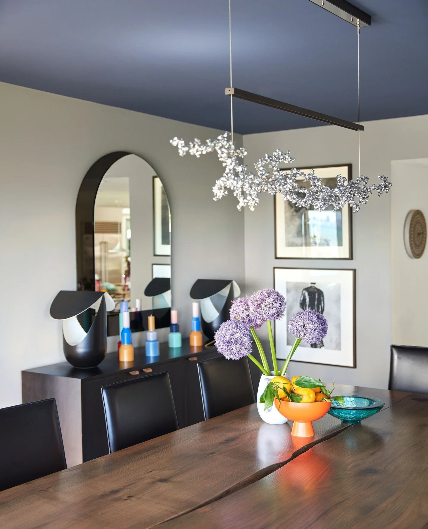 The delicate shape of this cast chandelier balances the room's moody hues. ⁠
⁠
📸: @kuohphotography⁠ ⁠
💐: @ajamalia ⁠
⁠
#studiomunroe #roomoftheday #roomwithaview #interiordesign #sanfrancisco #millvalley #diningroom