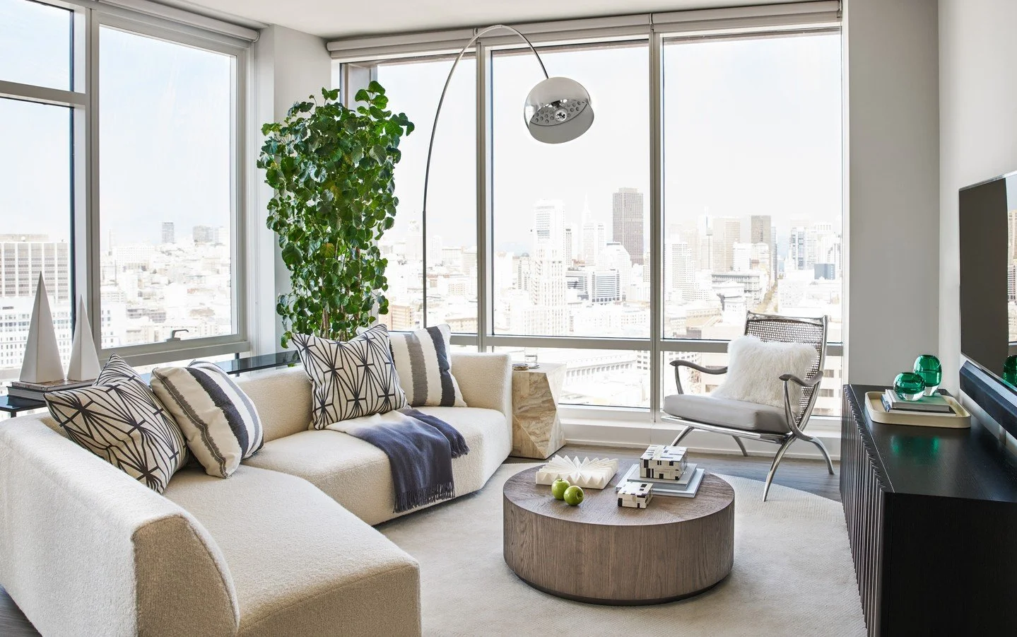 We love being based in the California Bay Area as our projects close to home offer the most incredible array of views. ⁠
⁠
📸: @kuohphotography⁠ ⁠
⁠
#studiomunroe #roomoftheday #roomwithaview #interiordesign #sanfrancisco #views #viewmakestheroom