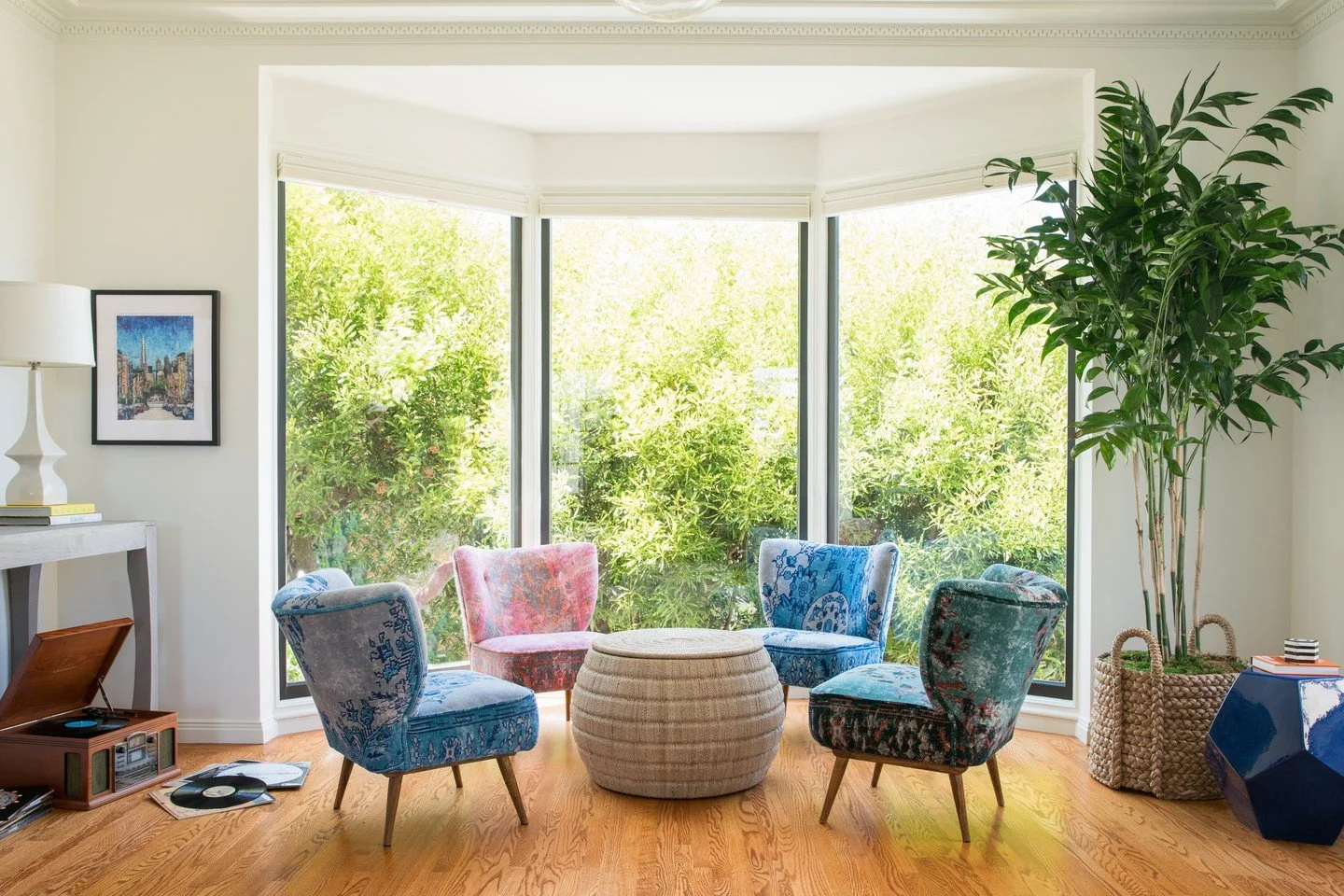 Music, book, wine, board game.... Pick your favorite cozy Family Room activity. ⁠
⁠
📸: @kuohphotography⁠ ⁠
⁠
#studiomunroe #roomoftheday #roomwithaview #interiordesign #sanfrancisco #familyroom #familyroomdesign #familyroomdecor