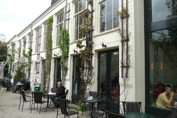 The building was established in 1875 as lecture hall. It was remodeled as an orangery (storage place for citrus plants) around 1915 but now serves as the The Orangery Museum Cafe. All the dishes on the menu consist of pure organic ingredients.