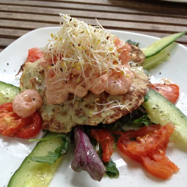 Pancake of zucchini, prawn, garlic with a cocktail sauce.