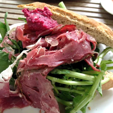 Roll with smoked rib eye with a hummus of beetroot.