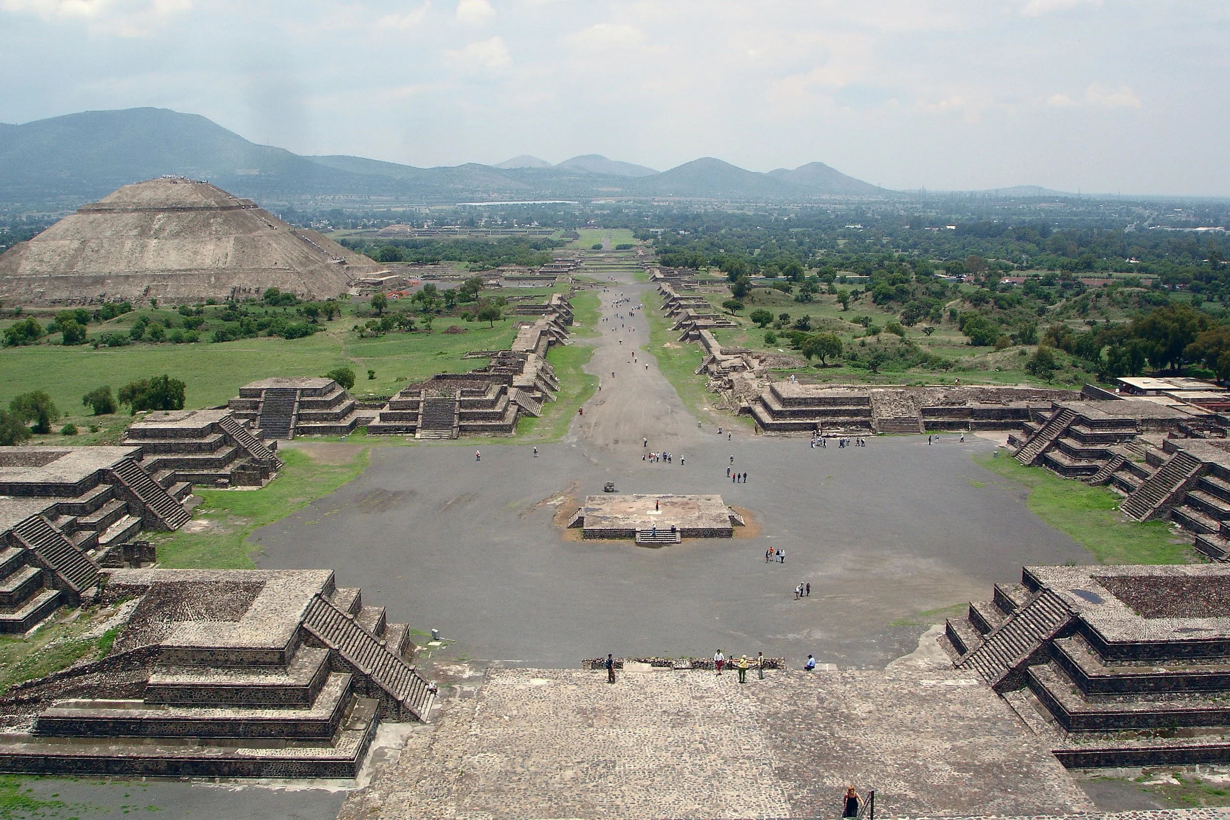 View from Pyramide de la luna (29 May 2006) Jackhynes | Wikimedia Commons