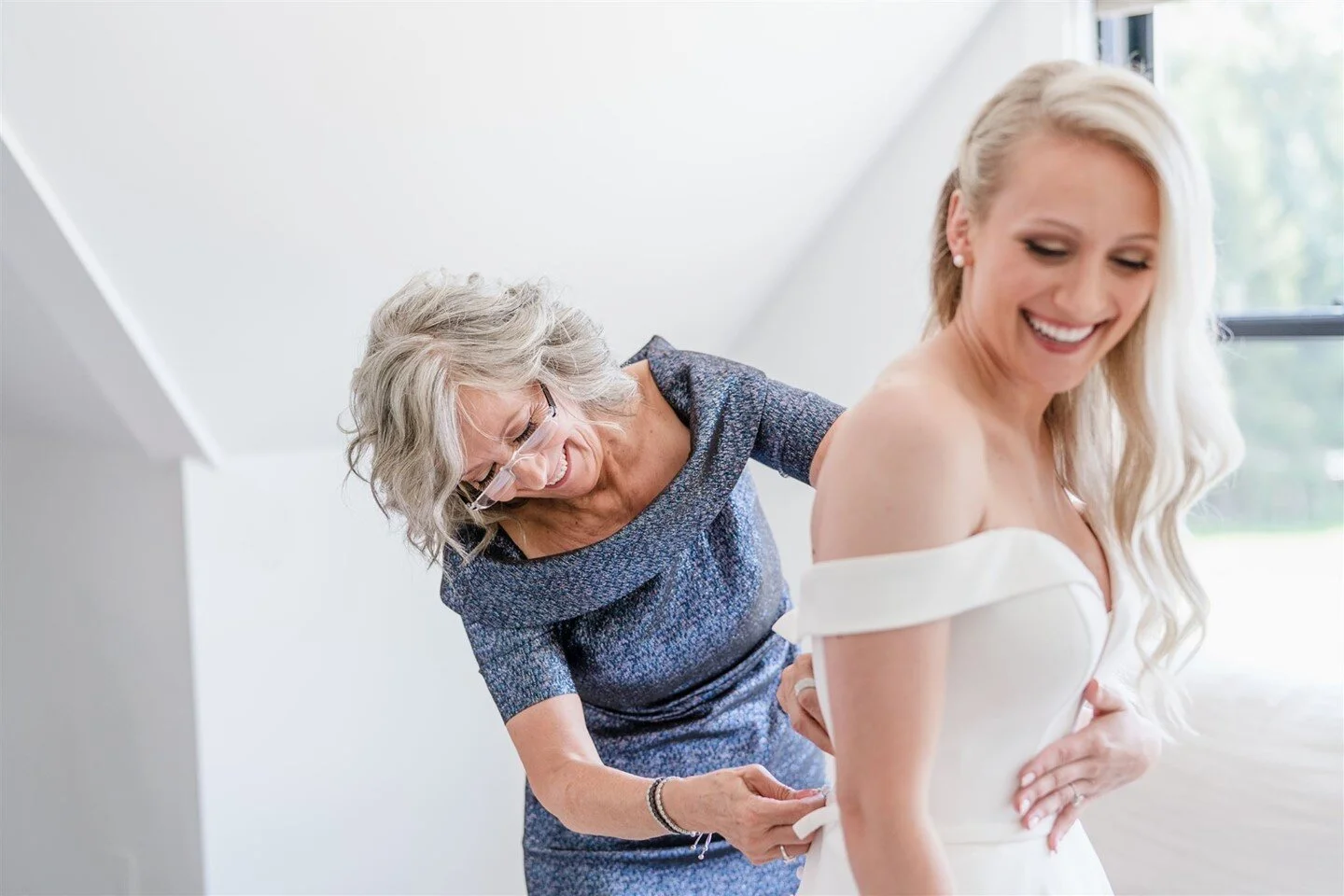 Nicole's mom with the final touches💕👰🏼⁠
⁠
#menaryweddings⁠
⁠
.⁠
.⁠
.⁠
⁠
Coordinator: @ivoryandvineeventco ⁠
Floral: @sweettalkfloral ⁠
Rentals: @pranzitentsandevents ⁠
HAMU: @blushingbrideri ⁠
Cake: Wright Farms