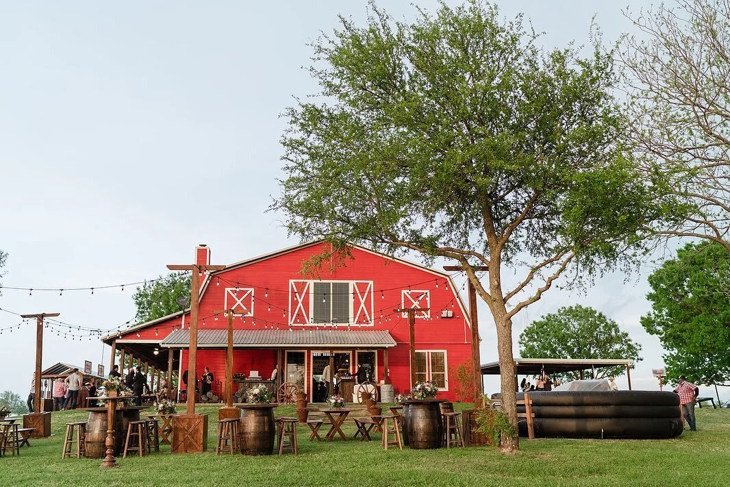 We couldn't make you wait that long😉 Here's a look at part 2 of Courtney and Cole's Welcome Night! ⁠⁠
⁠⁠
After Rodeo Games guests were shuttled over to another barn on the ranch that was transformed into an outdoor dinner space surrounded by games, 