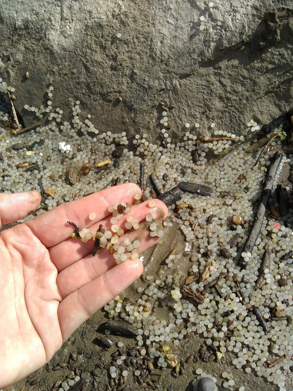 Copy of sticky nurdles in hand marchio.jpg
